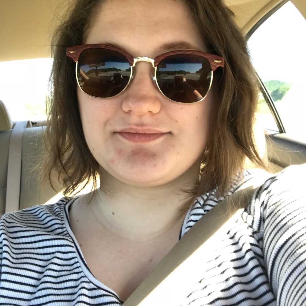 Meet your Posher, Caitlin